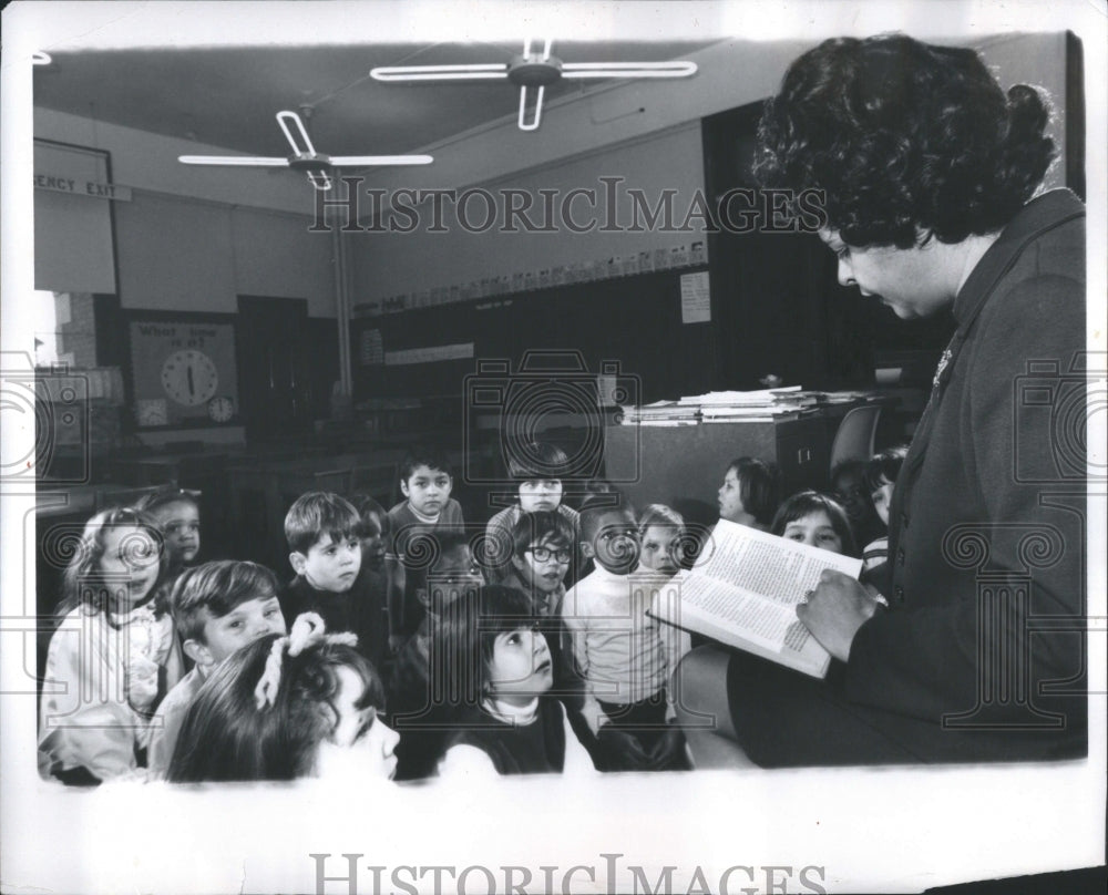 1973 Press Photo Children Class Room School Teacher