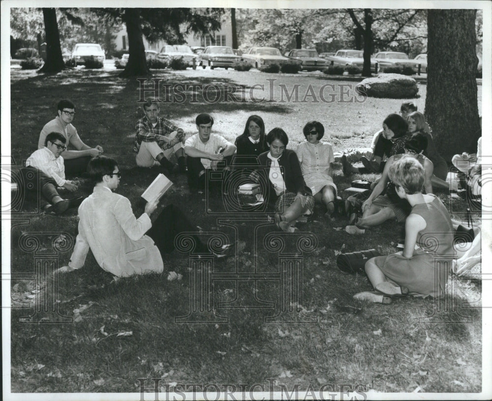 1967 Press Photo College Halladale StudentsReading Book