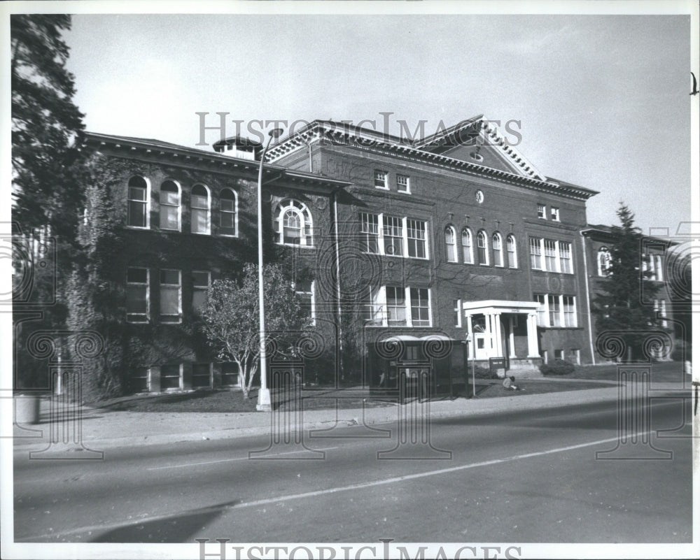 1987 Press Photo Eastern Michigan College Building
