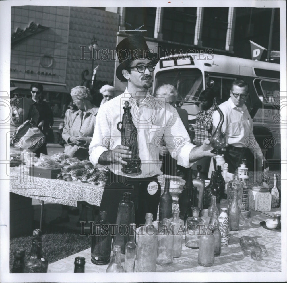 1968 Press Photo Dan Salzinner Shopping Stall Perfumes