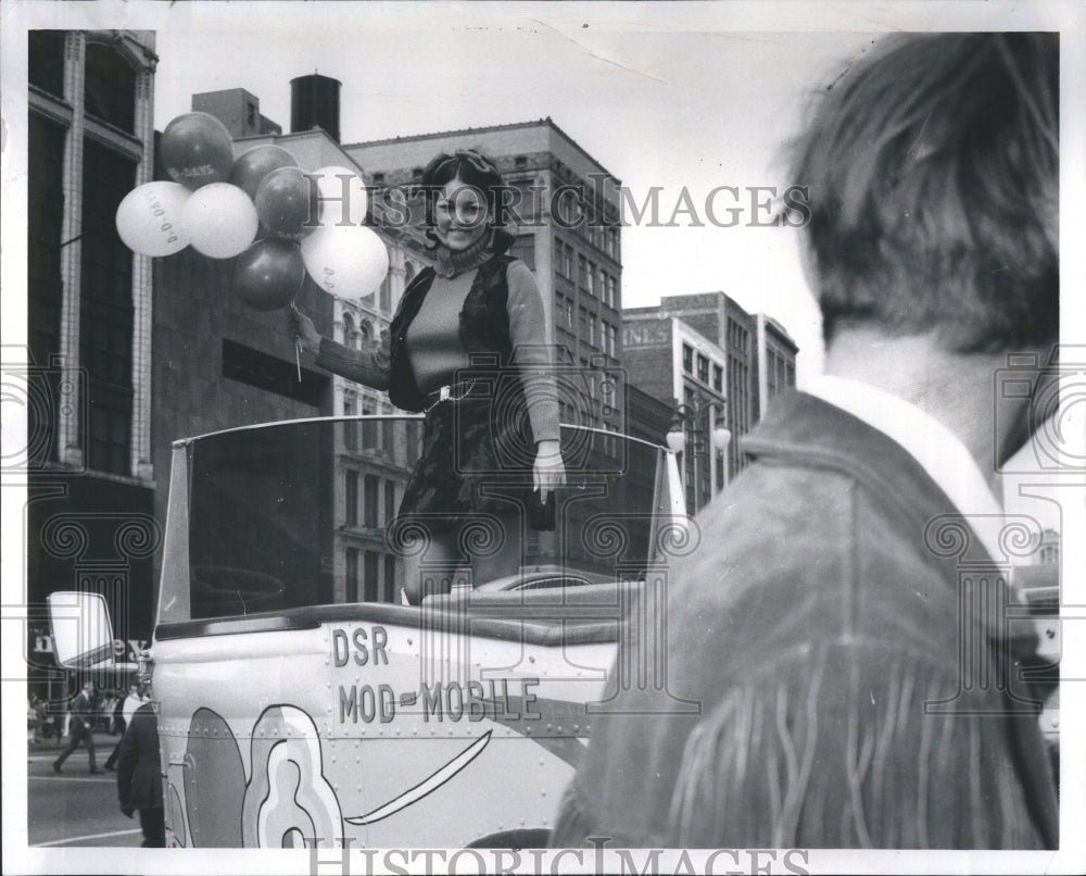 1969 Press Photo Patty Schultz Detroit Downtown Del Day