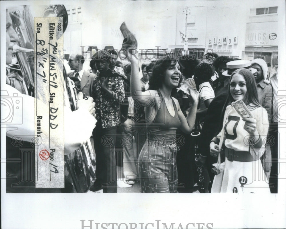 1975 Press Photo Women Shopping Detroit DDD Day