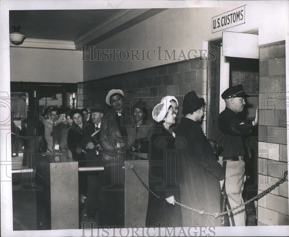 1945 Press Photo Canada Windsor Final Meat Shopping