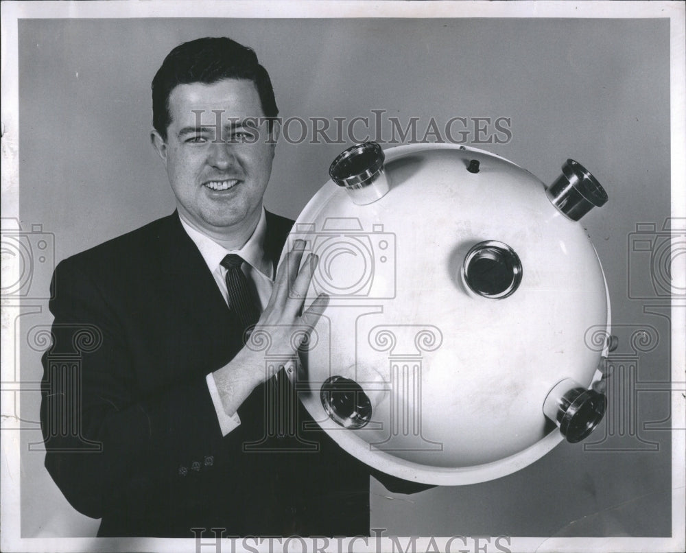 1966 Press Photo James D.Mac Donald Smith Shopping