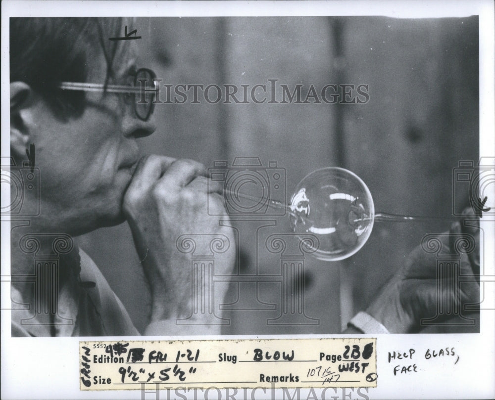 1976 Press Photo Dale Huffman BlowingGlass Ball Ford Mu