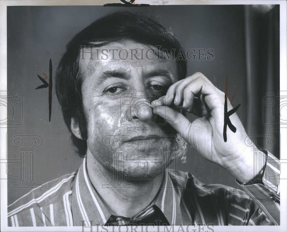 1970 Press Photo Cosmetics Men Make Up