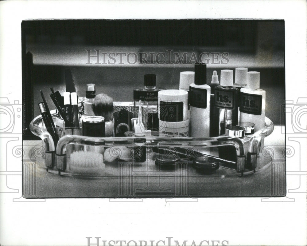 1980 Press Photo Cosmetics Male Make Up Rodika Table