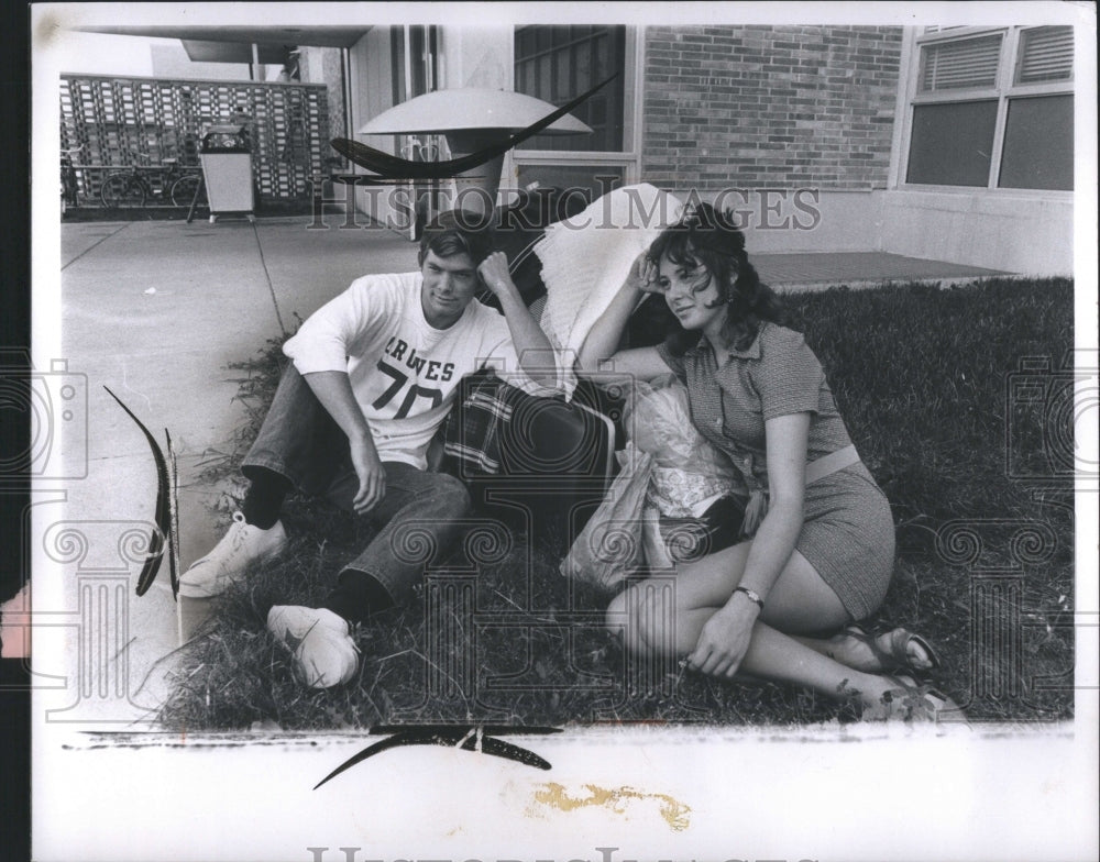 1971 Press Photo COLLEGES Oakland University Students