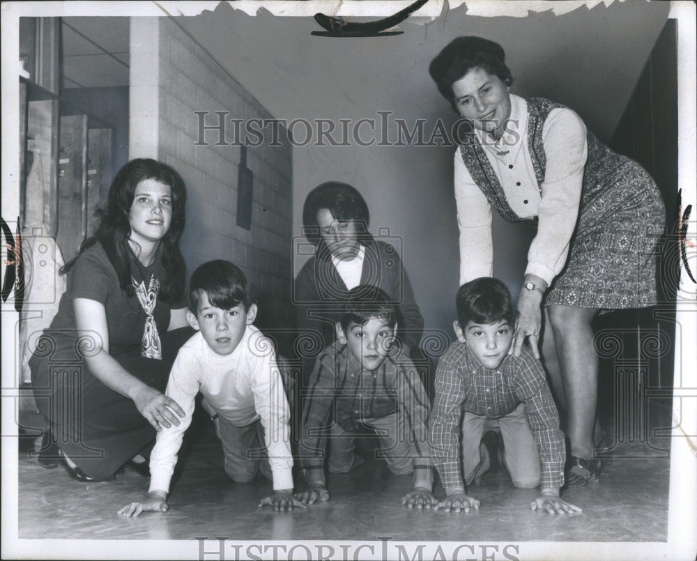 1971 Press Photo Children crawling method