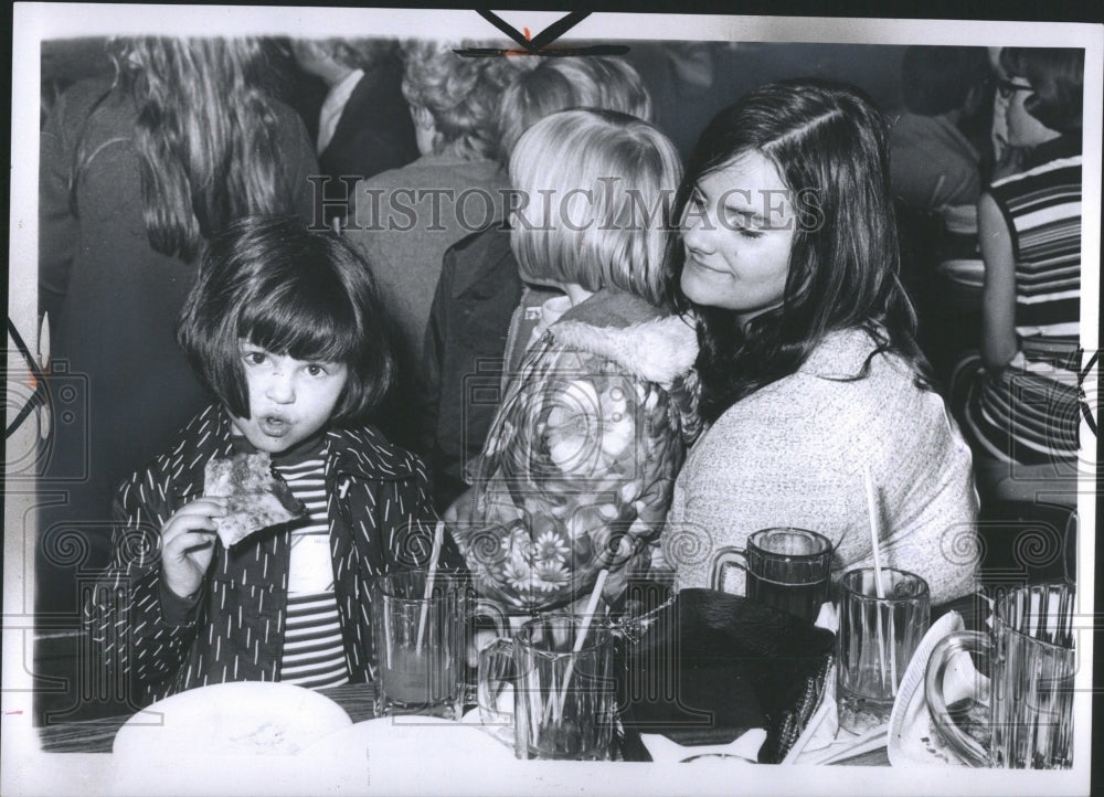 1971 Press Photo Sarah Fishes Home Kid Eating Children