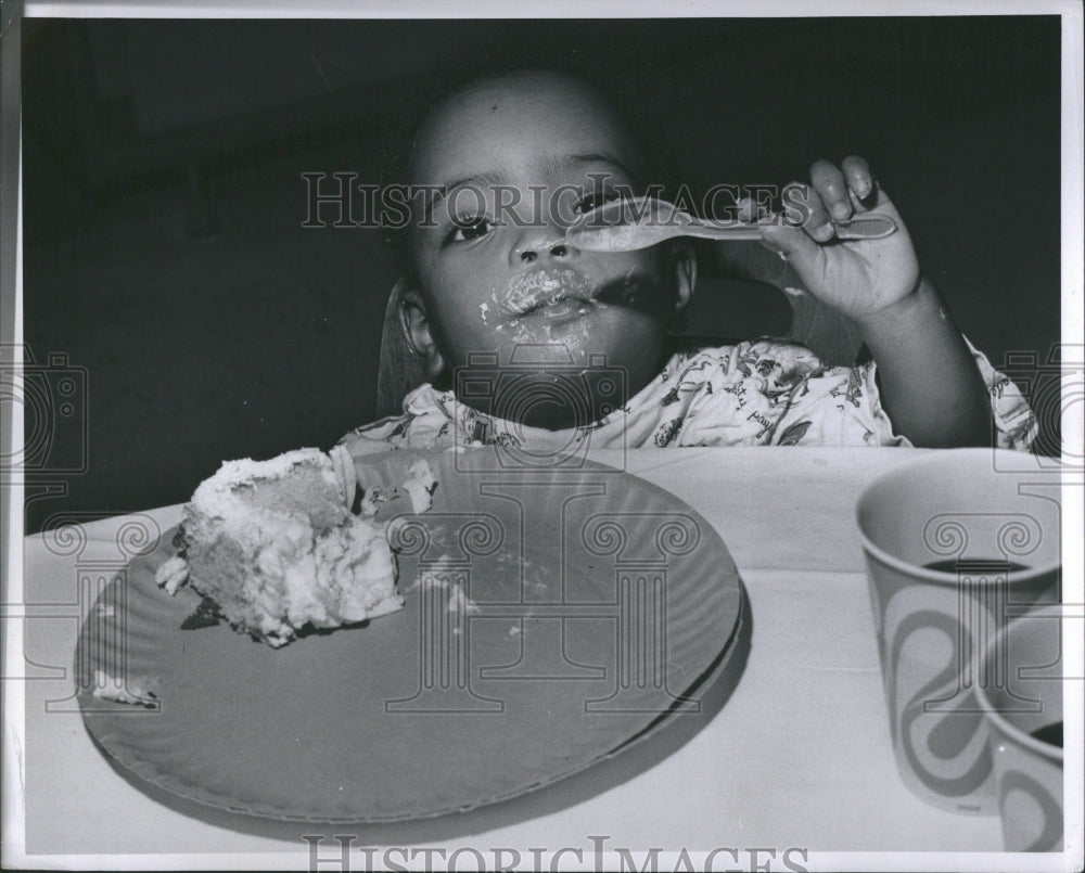 1970 Press Photo Darlene Brown Cake Santa Home Children