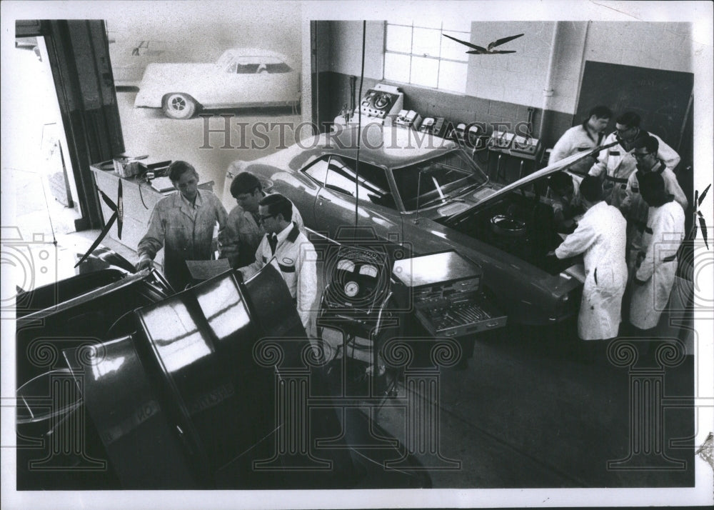 1969 Press Photo Community collage automechanic class