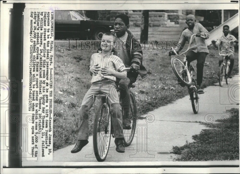 1971 Press Photo Pontiacs Saginaw Street Kenneth James