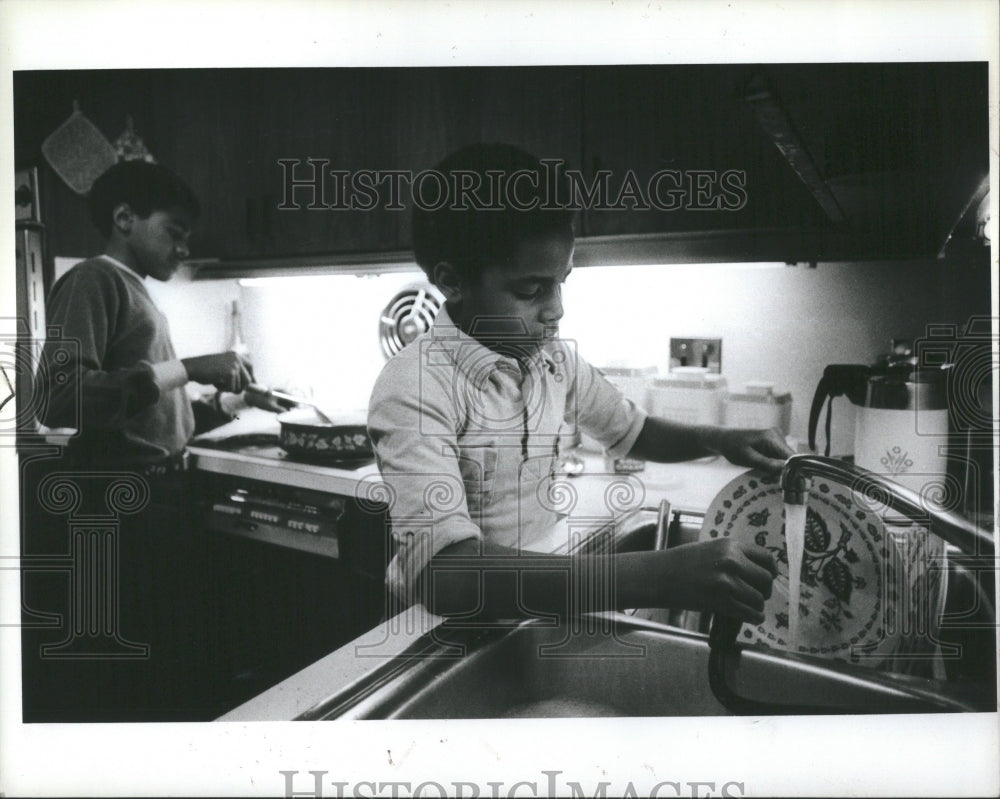 1980 Press Photo Kevin Harris Beef David Harris Dishes