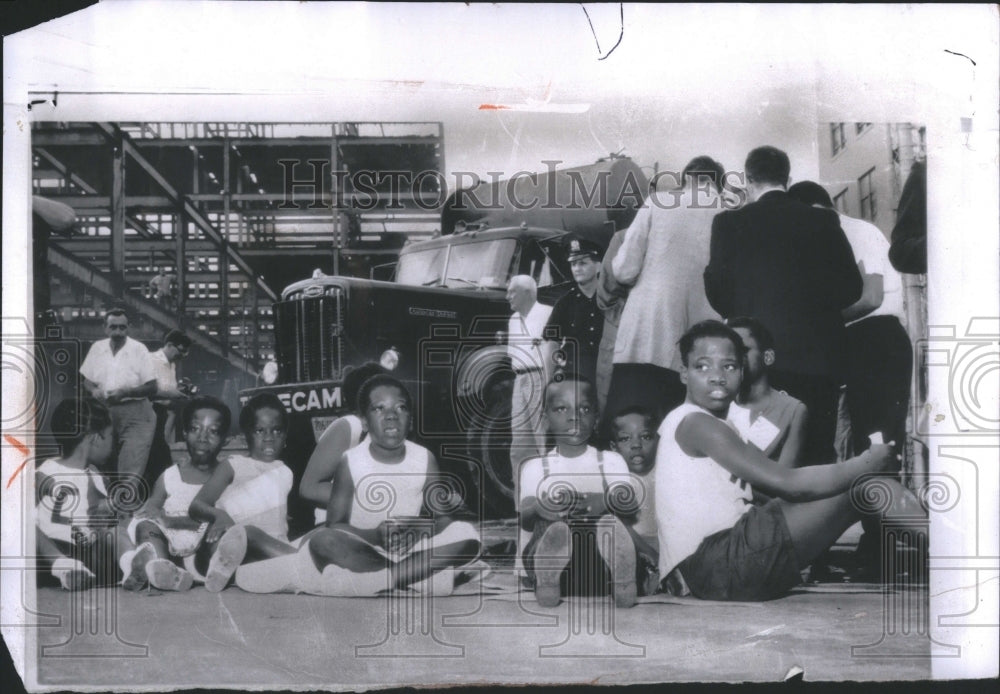 1963 Press Photo Brooklyn Construction Nergo Children