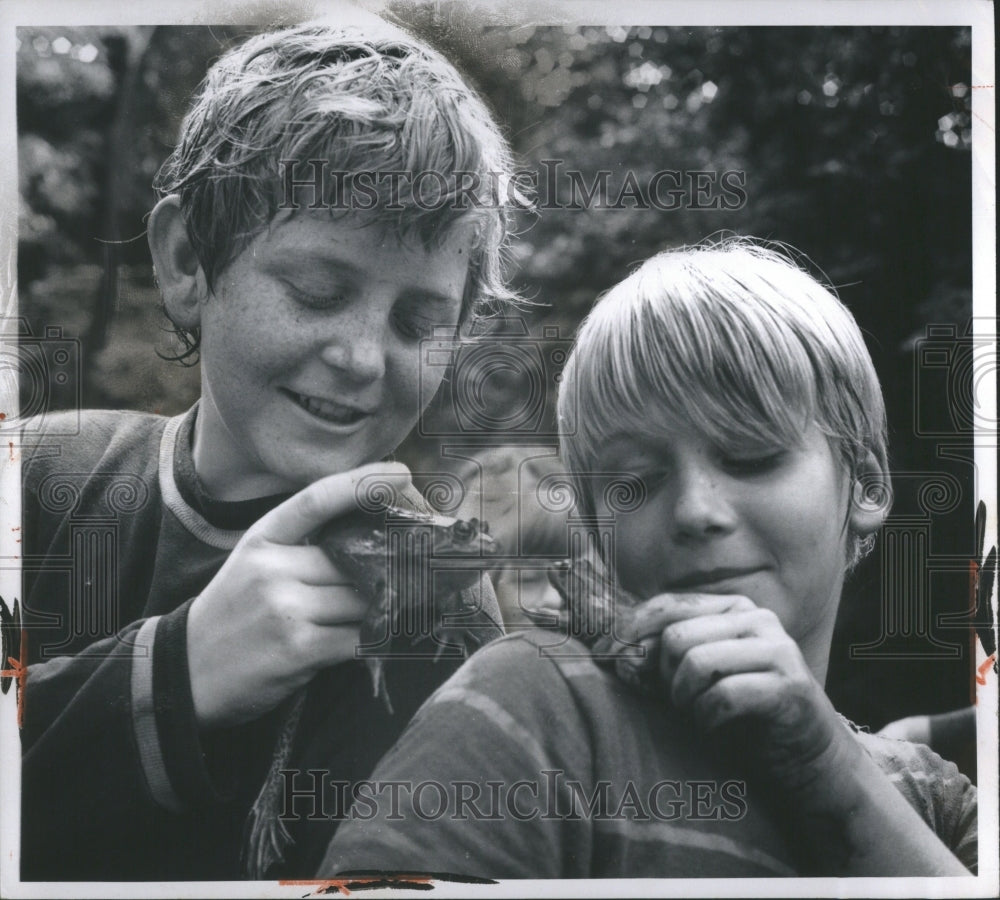 1972 Press Photo Kids caught frogs