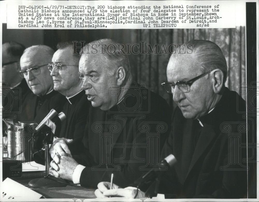 1971 Press Photo Catholic Biships Cardinal John Carberr