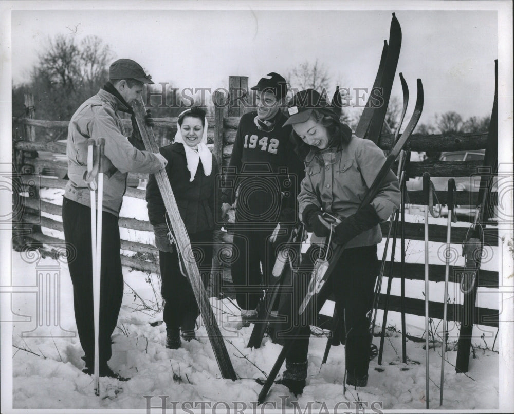 1948 Press Photo Earl Hoyt Kolvoord Waxing Ski Club