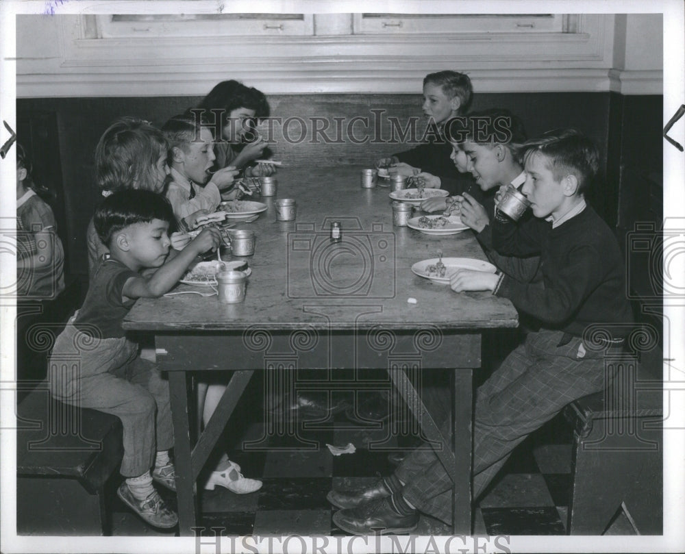 1943 Press Photo Kids eating lunch at neighborhood hous