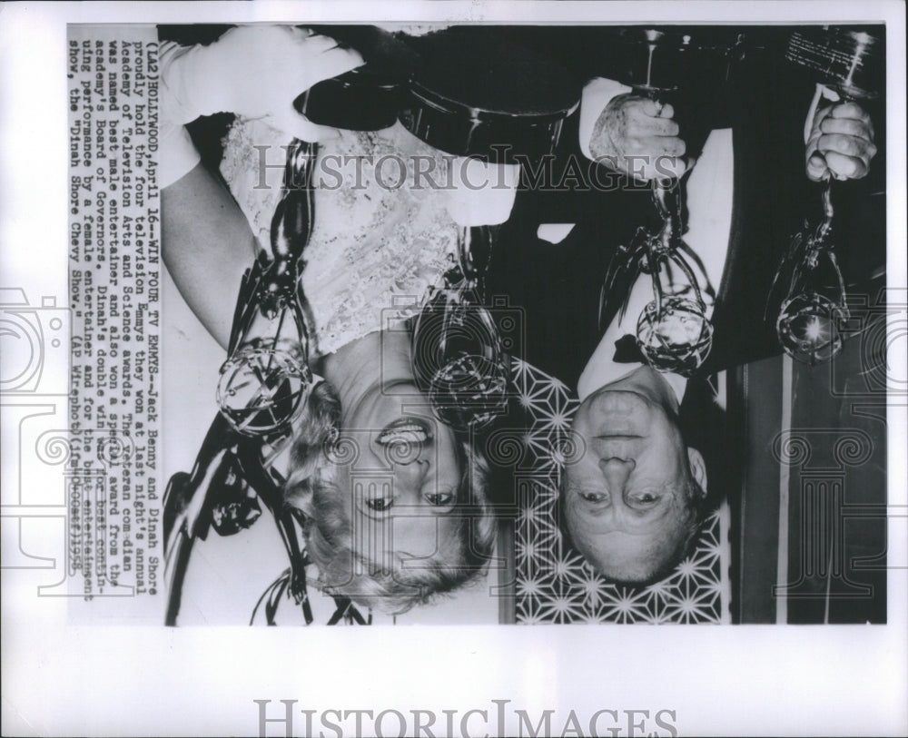 1958 Press Photo Jack Benny &amp; Dinah Shore holding Emmy