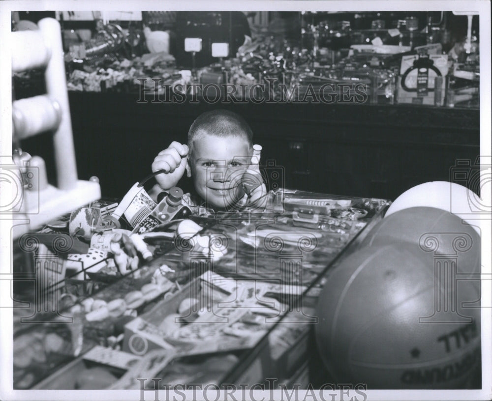 1957 Press Photo Children Shopping