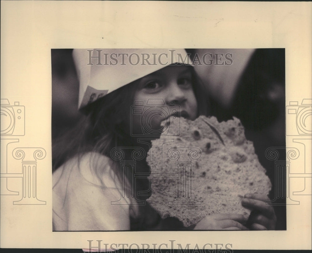 1994 Press Photo Kids making Matzoh bread