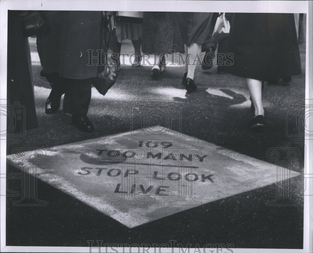 1960 Press Photo Group People Walk Pedestrian Traffic