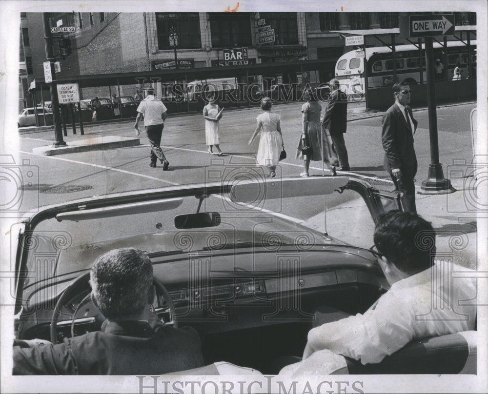 1959 Press Photo Detroit Traffic Pedestrians Crossing