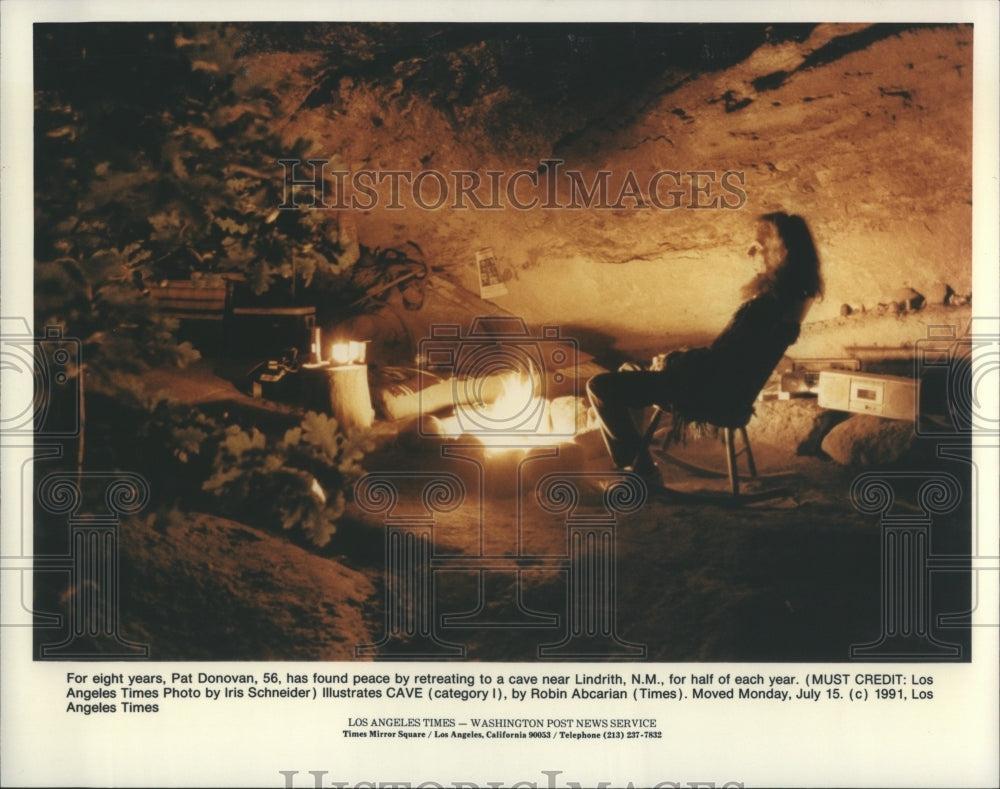 1991 Press Photo Woman Living Cave New Mexico Fire