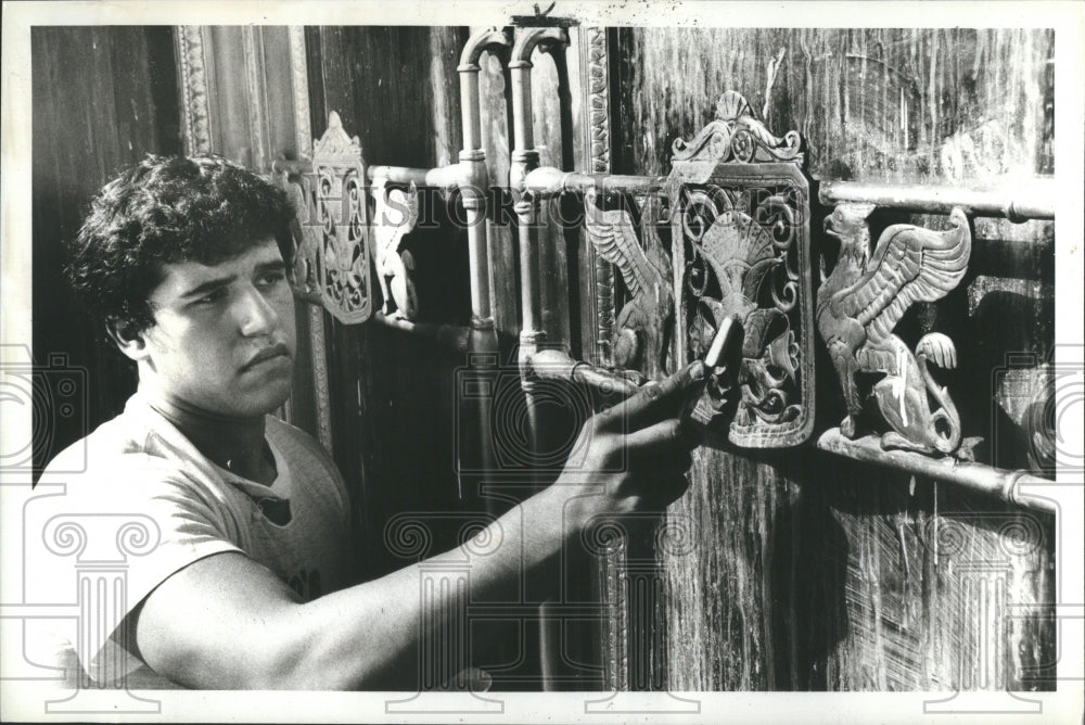 1981 Press Photo Fox Theatre Cleaning Doors Reopening