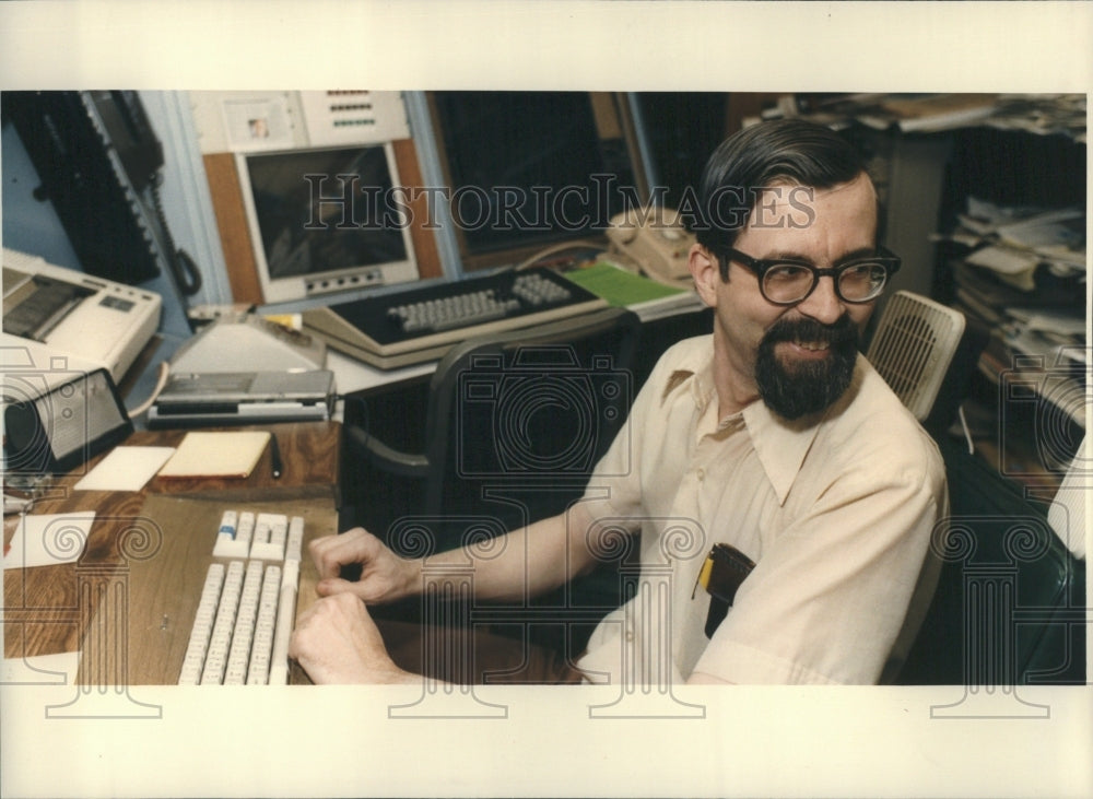 1986 Press Photo Computer Hacker Security Working