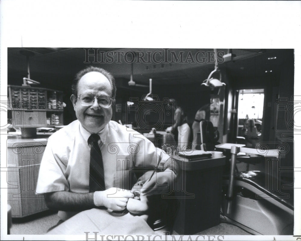 1991 Press Photo Dr. Robert Mathews, patients canceled