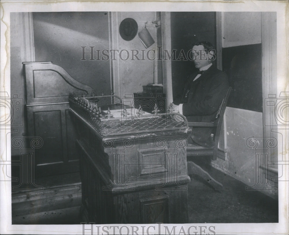 1947 Press Photo Christopher Stein court Judge