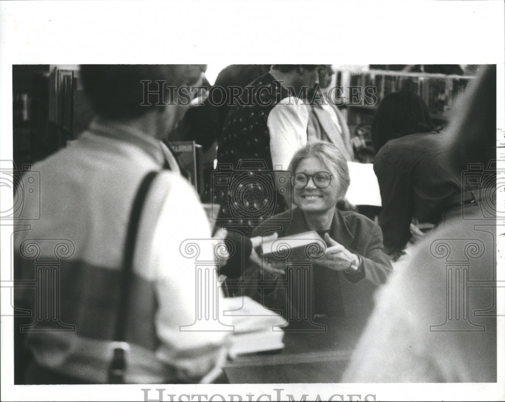 1992 Press Photo Gloria Steinham Signing Books Borders