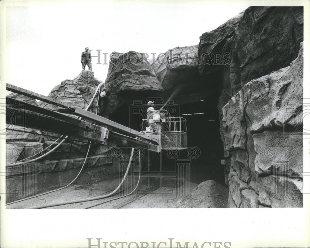 1984 Press Photo Marriot&#39;s Great America workers prepar