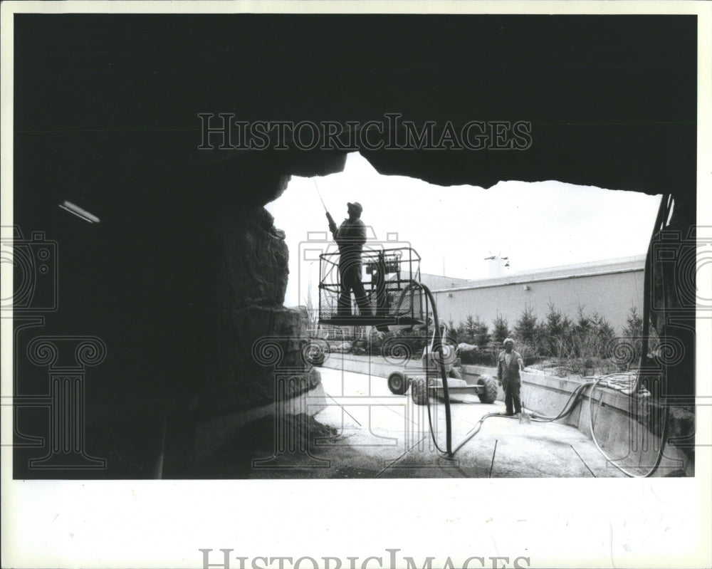 1984 Press Photo Man Working on Great America Park