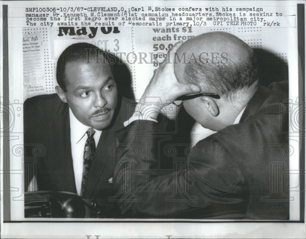 1967 Press Photo Carl Stokes confers with his campaign