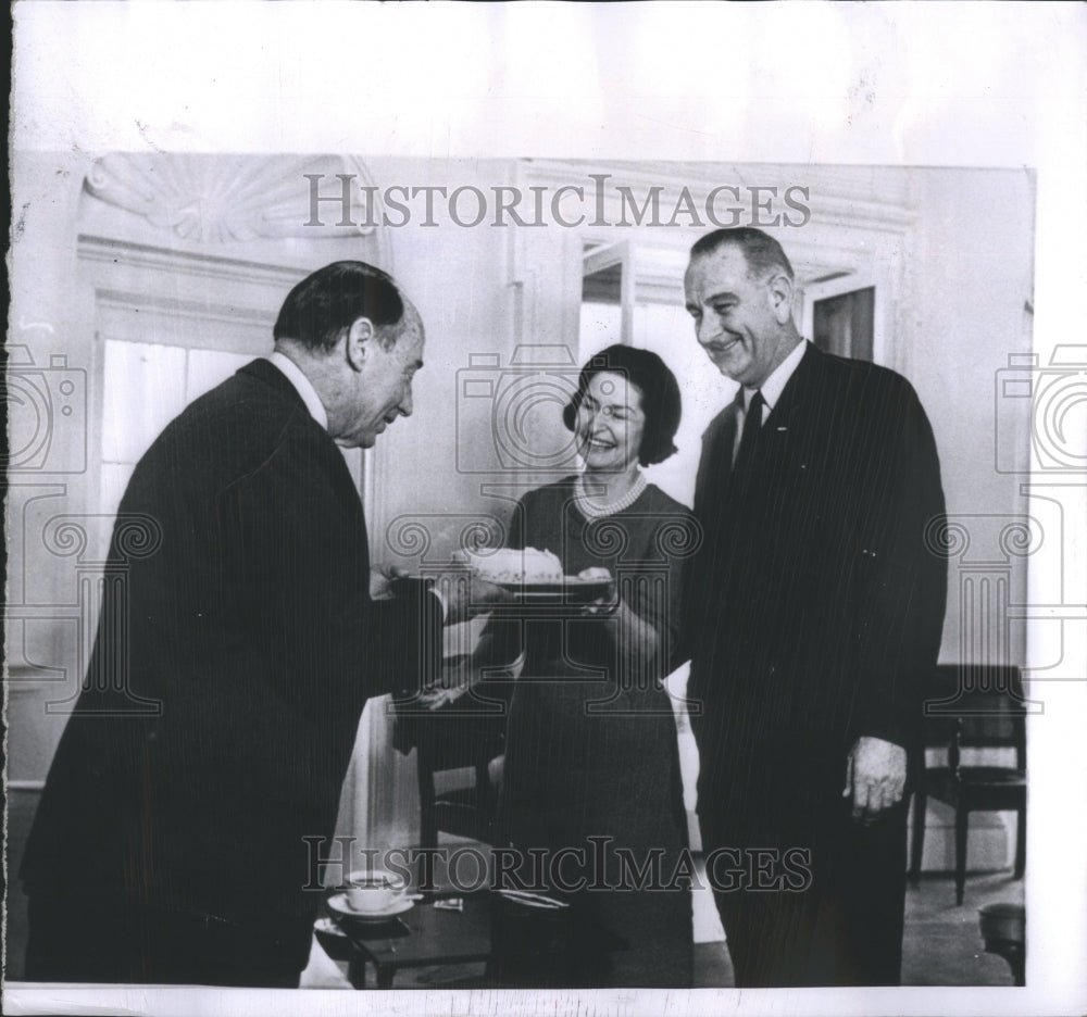 1965 Press Photo Adlai Stevenson with President Johnson