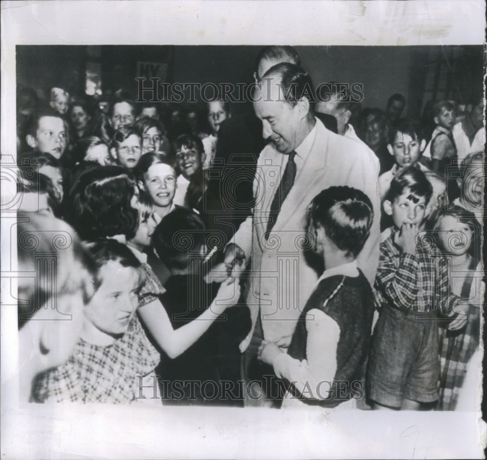 1953 Press Photo Adlai Stevenson with kids