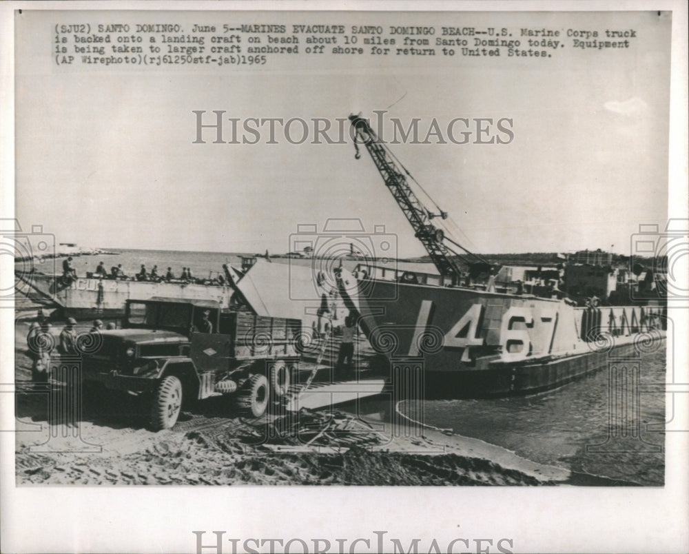 1965 Press Photo Marines Evacuating Santo Domingo Beach