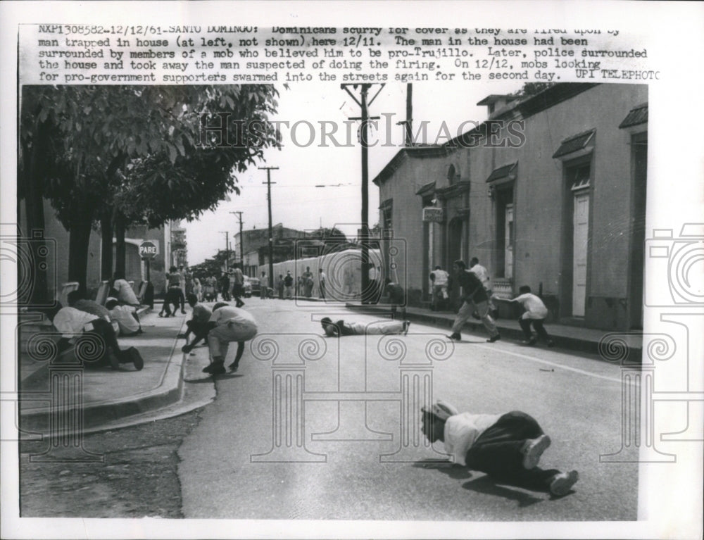 1961 Press Photo Dominicans scurry from shots fired