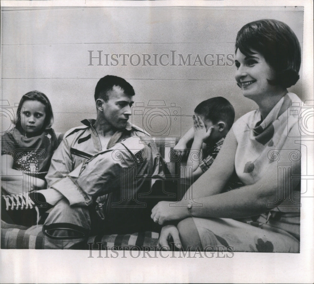 1965 Press Photo Astronaut John Young visits family