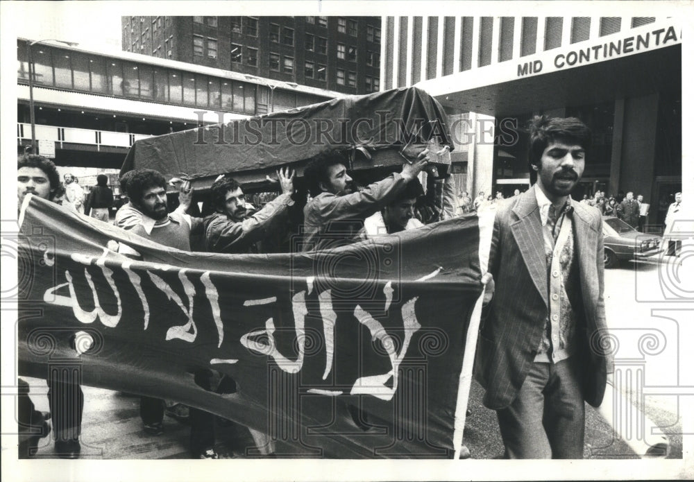 1980 Press Photo Iranians Paraded Murder Chicago Man