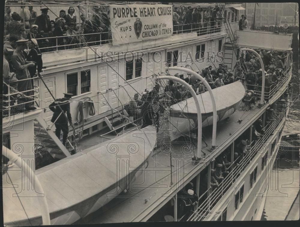 1945 Press Photo Ship People Sailing Fishing