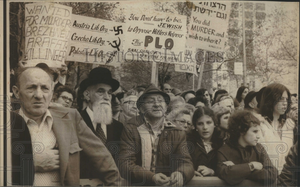 Press Photo Demonstrators Dag Hanunarskjold Plaza