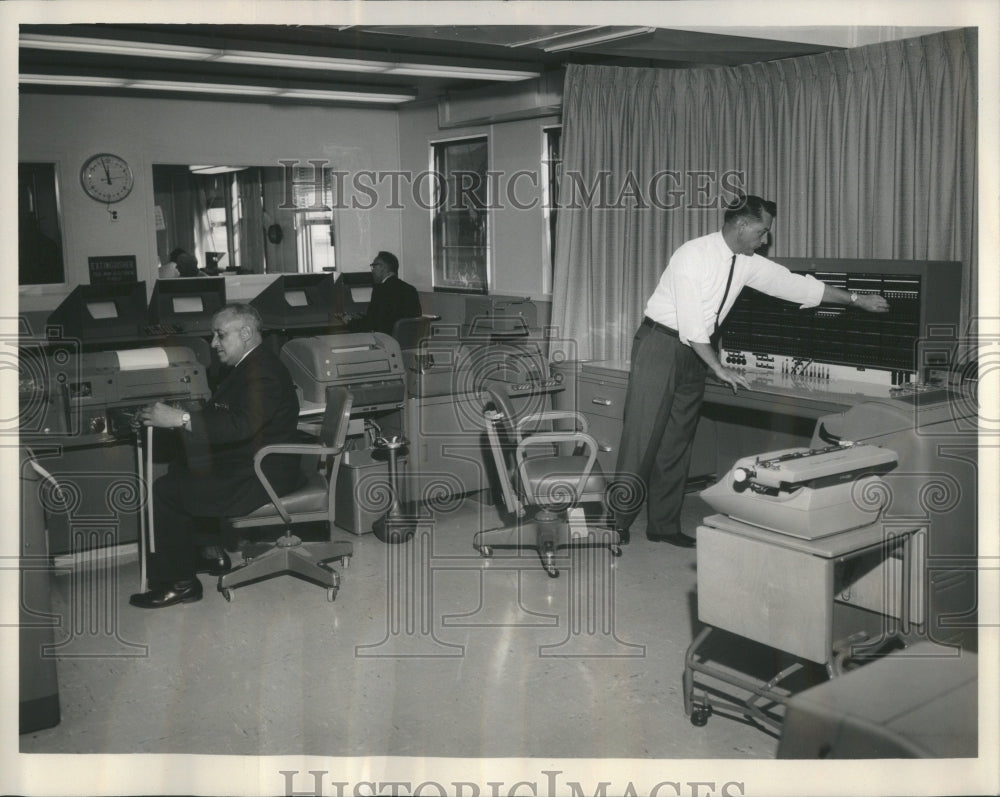 Press Photo Supervisor Circuits Operator room