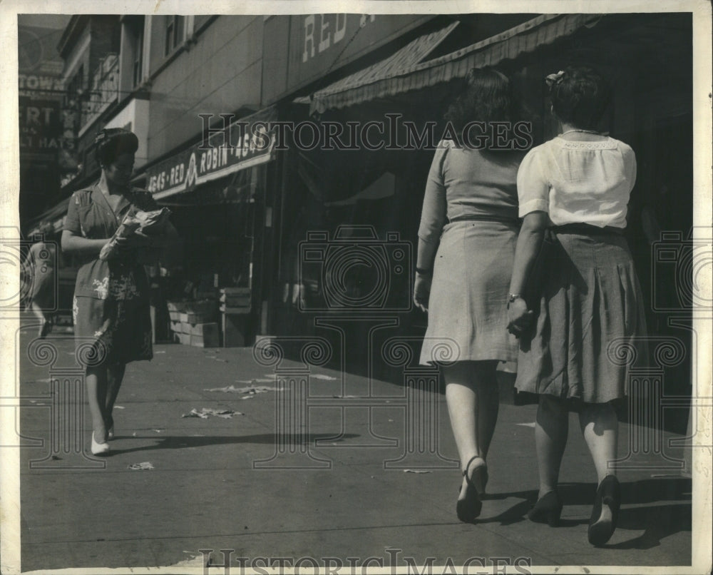 1943 Press Photo Unperturbed Women Cloths