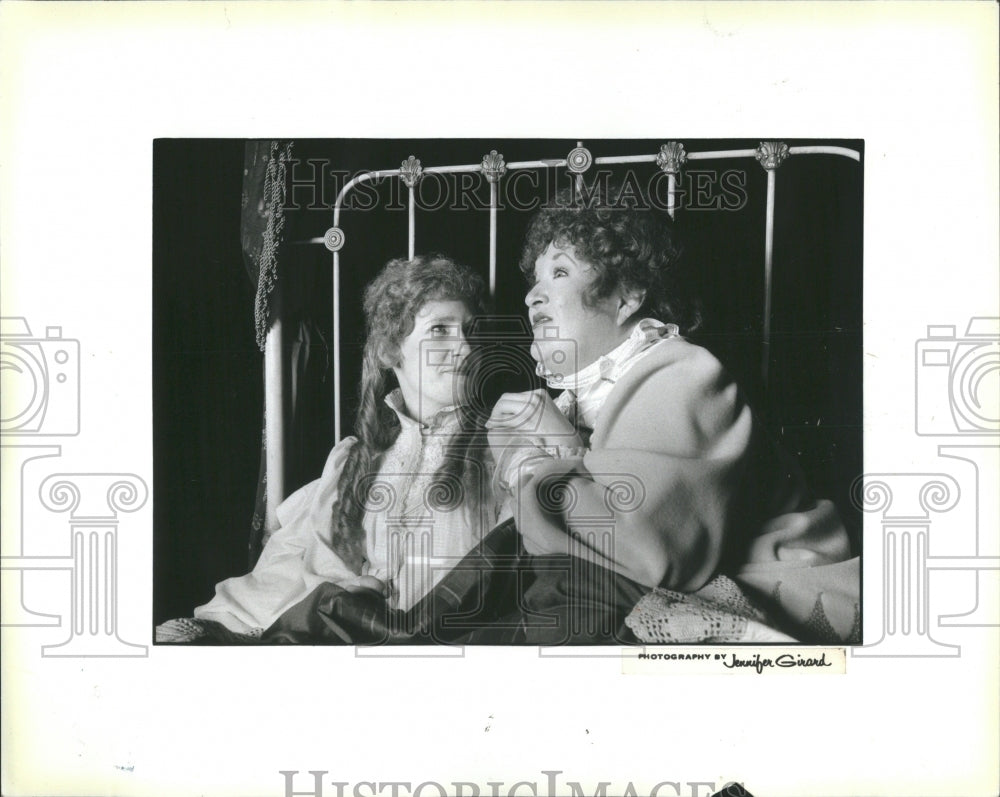 1985 Press Photo Arms Man Court Theatre Scene Play