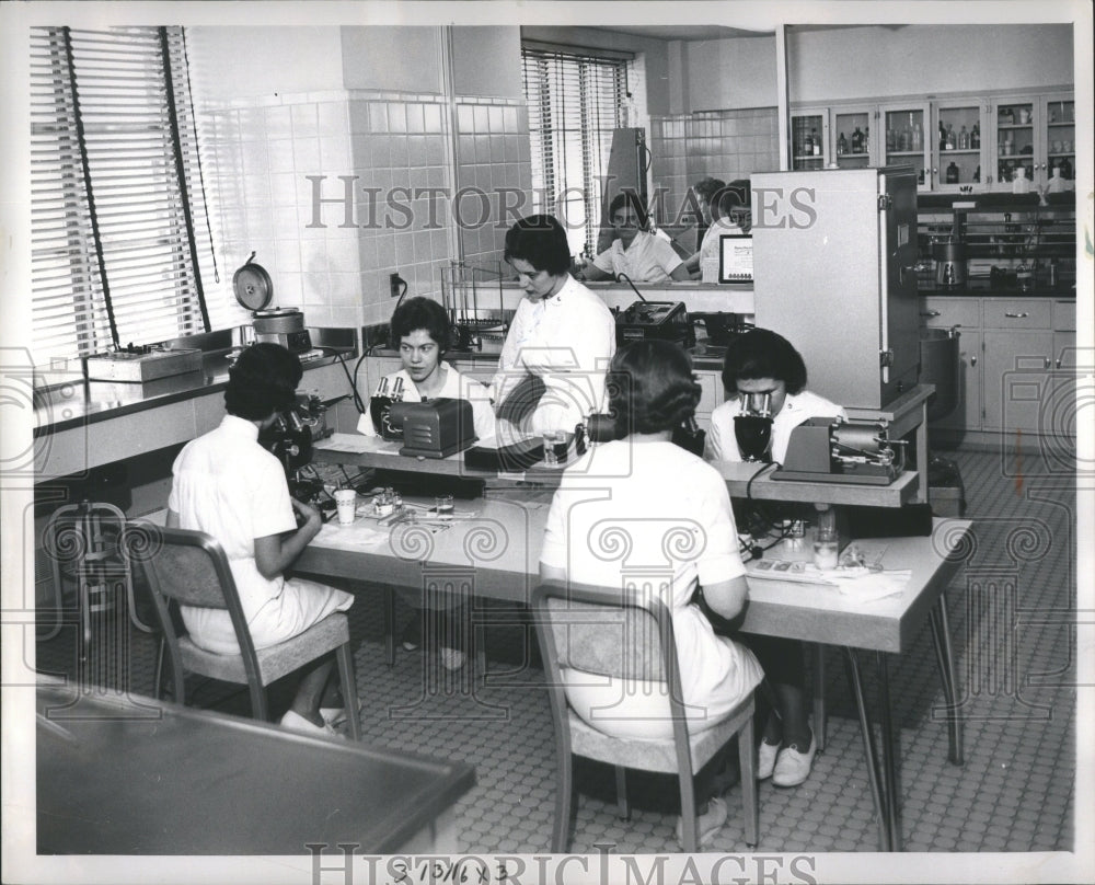 1962 Press Photo A Medical Technologist Biomedical Scie