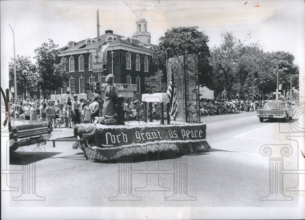 1972 Memorial Day Parade in Michigan Press Photo